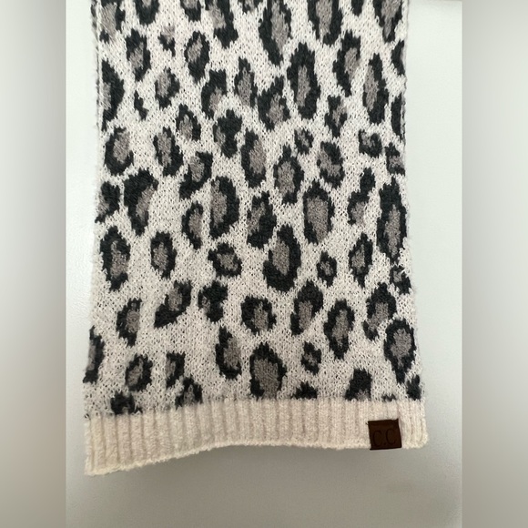 White and Grey Snow Leopard scarf - Picture 4 of 4